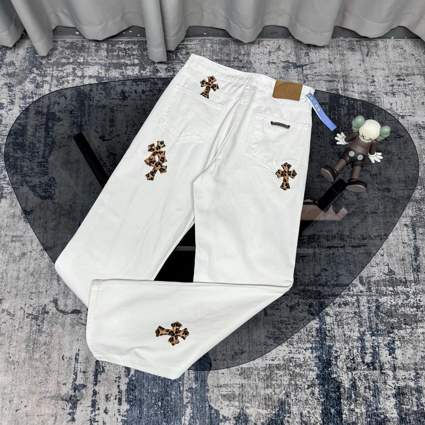 P250 Chrome Hearts Mattyboy graffiti painted leopard print horse hair cross jeans Special Italian cowhide print and cut Customized sheepskin three-layer thick thread leather The whole body is spliced in heavy water washing process Craftsmen hand-splash ink You can see the details Three-dimensional cutting version Loose and comfortable without picking up the figure Make you taller and slimmer Factory Seiko Original quality control Same style for men and women Can be matched with couples Versatile recommendation Necessary jeans for all seasons Color: White Size: 28/30/32/34 Waist: 71/76/81/86 Hips: 95/100/105/110 Pants length: 98/100/102/104
